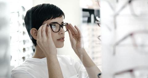 Comment choisir vos lunettes ? Un guide pour trouver le modèle idéal